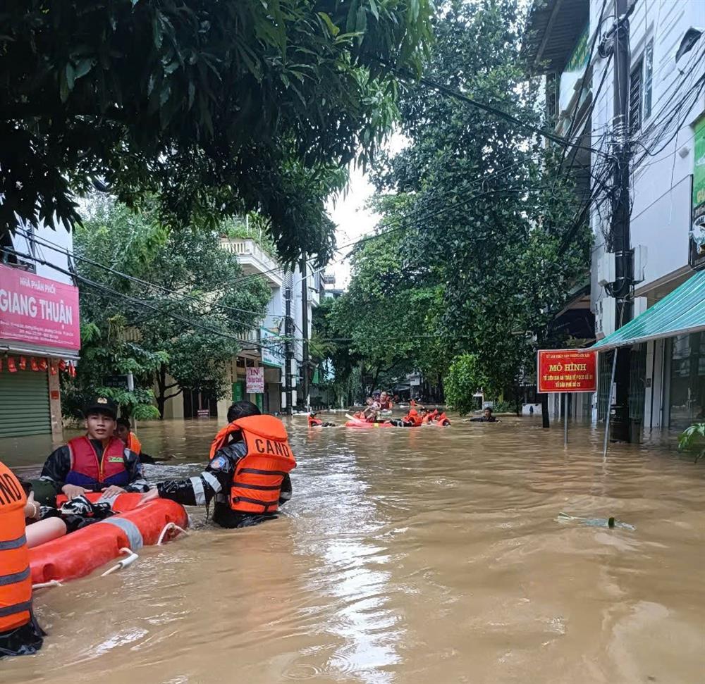 Theo thông tin từ Đài Khí tượng - Thủy văn tỉnh Lào Cai, mực nước lúc 13h ngày 9/9 trên sông Hồng tại Lào Cai là 85,84m, đang ở mức trên báo động III là 2,34m.