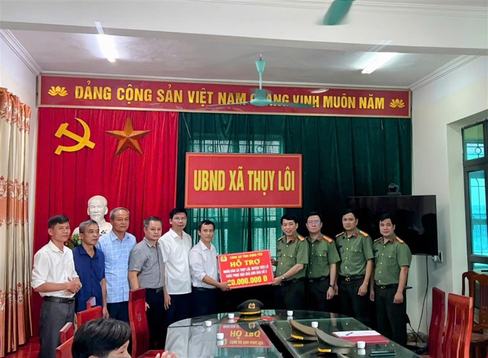 Đoàn công tác trao tiền hỗ trợ Nhân dân các xã ngoài đê trên địa bàn tỉnh khắc phục hậu quả do lũ, lụt gây ra.