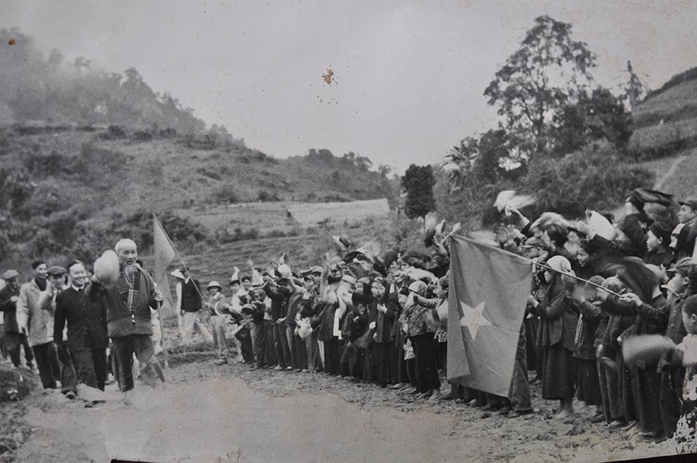 Nhân dân Pác Bó - Hà Quảng đón chào Chủ tịch Hồ Chí Minh đến thăm (20/02/1961).