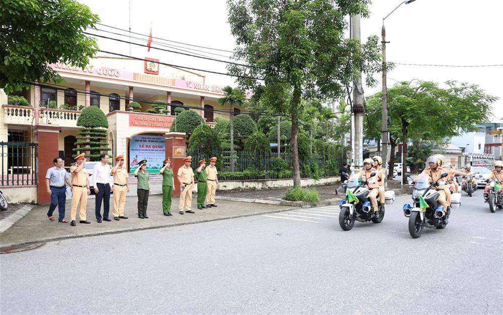 Công an Nam Định ra quân bảo đảm trật tự an toàn giao thông lứa tuổi học sinh.