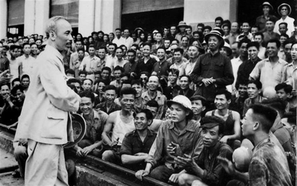 Đđến thăm Nhà máy xe lửa Gia Lâm, ngày 19-5-1955, Chủ tịch Hồ Chí Minh nhắc nhở công nhân, cán bộ phát huy truyền thống cách mạng của nhà máy. (Ảnh: Tư liệu)