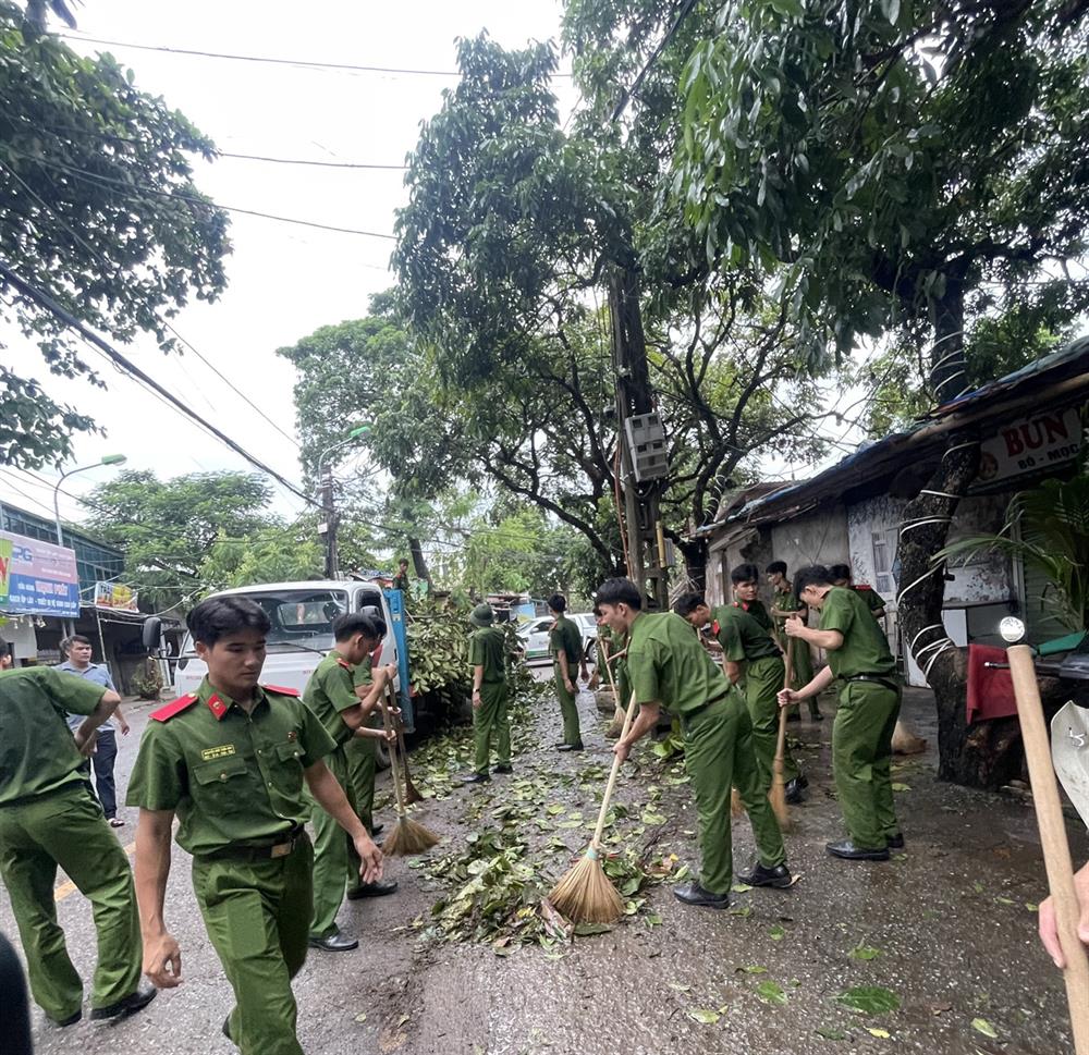 hơn 800 lượt cán bộ, đoàn viên, thanh niên Học viện Cảnh sát nhân dân dọn dẹp sau bão.