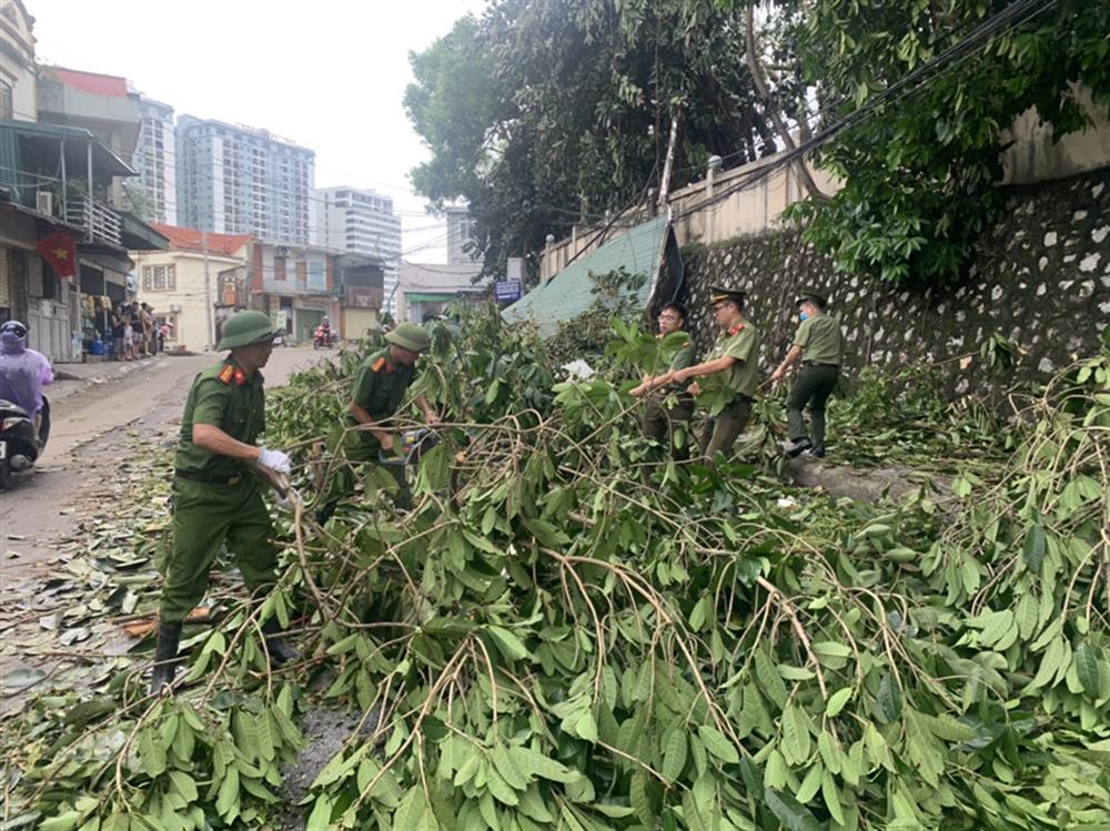 Một số hình ảnh học viên trường Cao đẳng An ninh nhân dân I tham gia cứu nạn, cứu hộ, hỗ trợ bà con vùng lũ lụt.