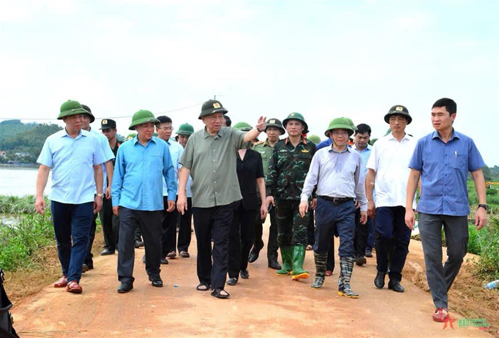 Lực lượng Cảnh vệ bảo vệ TBT, CTN đi kiểm tra công tác khắc phục hậu quả mưa lũ tại Tuyên Quang ngày 12/9/2024 .