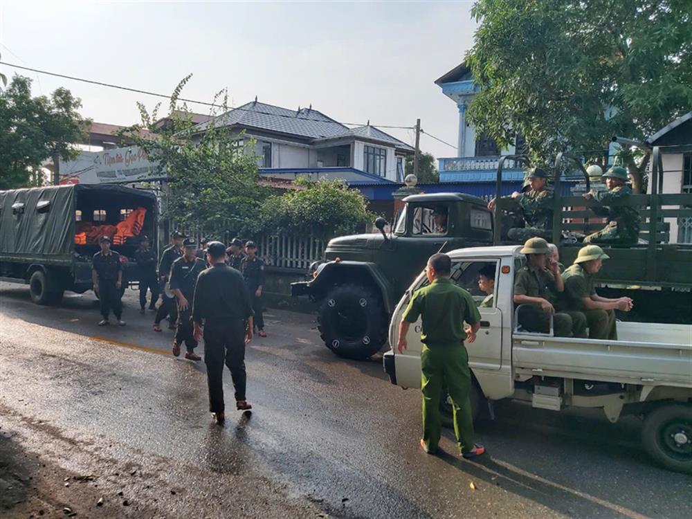 Ngay trong sáng nay, 100 cán bộ, chiến sỹ Tiểu đoàn 2, Trung đoàn CSCĐ Thủ đô đã lên đường về Làng Nủ (Lào Cai), phối hợp với chính quyền địa phương, lực lượng quân đội và bà con nơi đây nhanh chóng tìm kiếm các nạn nhân còn mất tích.