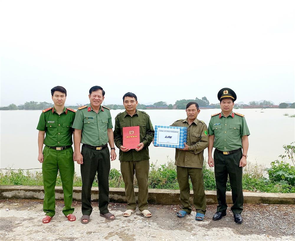 Đồng chí Giám đốc Công an tỉnh tặng quà cho công an xã  Đức Long huyện Nho Quan và lực lượng tham gia gia bảo vệ an ninh, trật tự ở cơ sở.