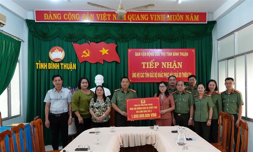 Công an tỉnh trao bảng tượng trưng số tiền 1 tỷ đồng cho Uỷ Ban mặt trận tổ quốc Việt Nam tỉnh Bình Thuận.