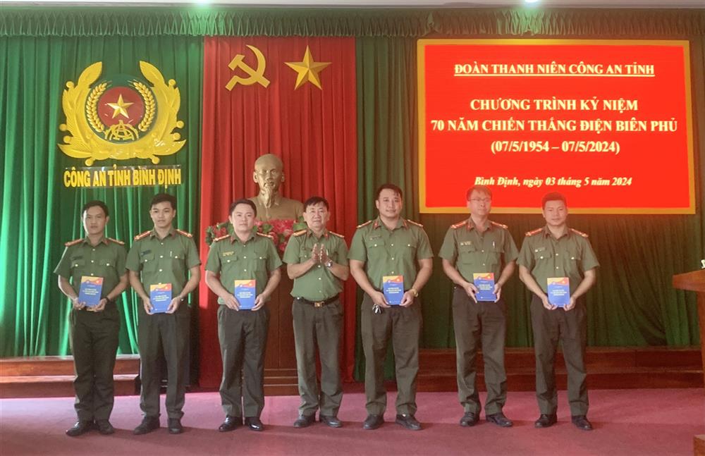 Đoàn thanh niên Công an tỉnh đã trao tặng một số đầu sách do Bộ Công an cấp phát cho các cơ sở đoàn trực thuộc.