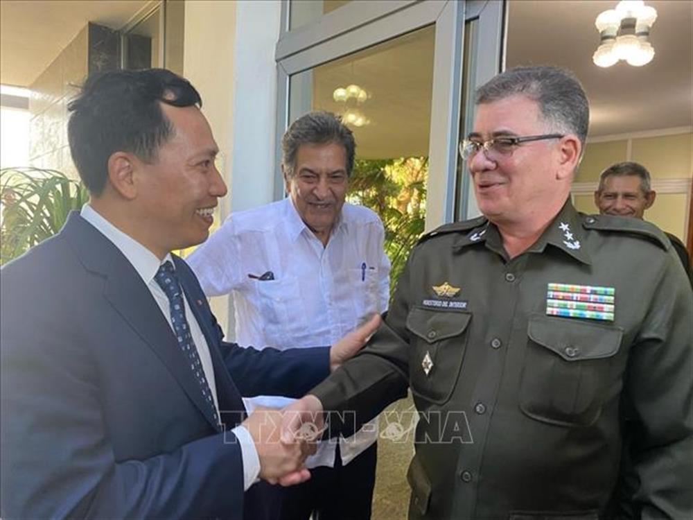 Thứ trưởng Lê Văn Tuyến và Trung tướng Lázaro Alberto Álvarez Casas, Bộ trưởng Nội vụ Cuba. Ảnh TTXVN.