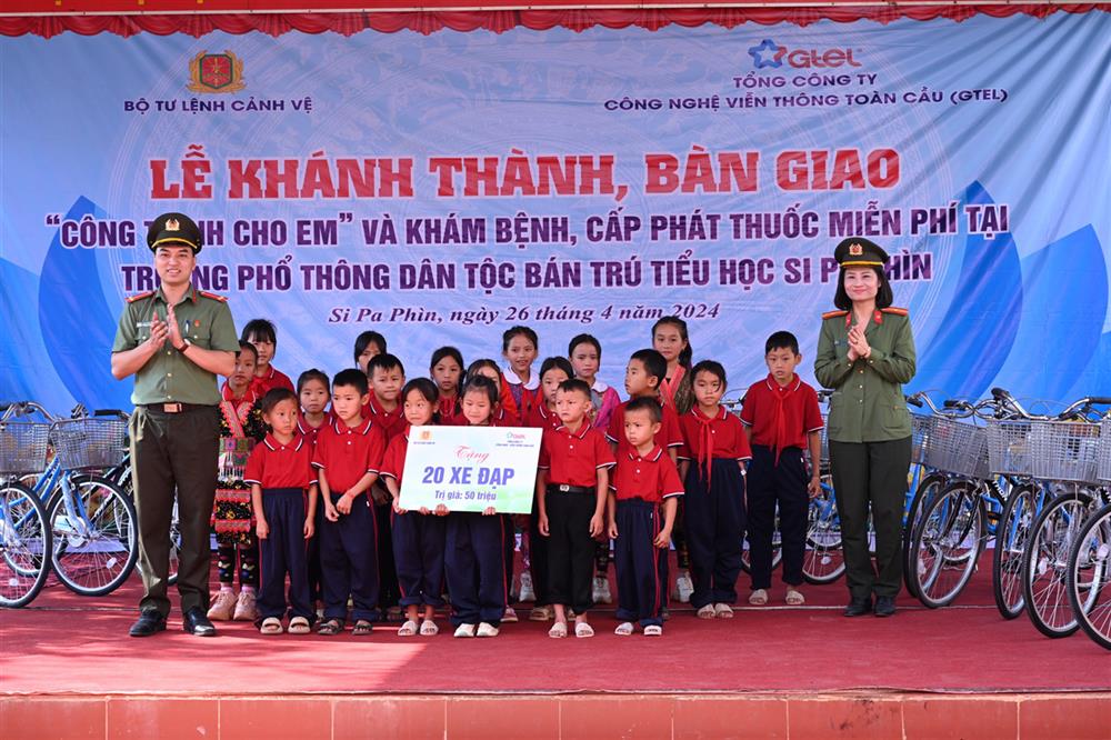 Trao tặng 20 xe đạp cho các em học sinh có hoàn cảnh khó khăn.