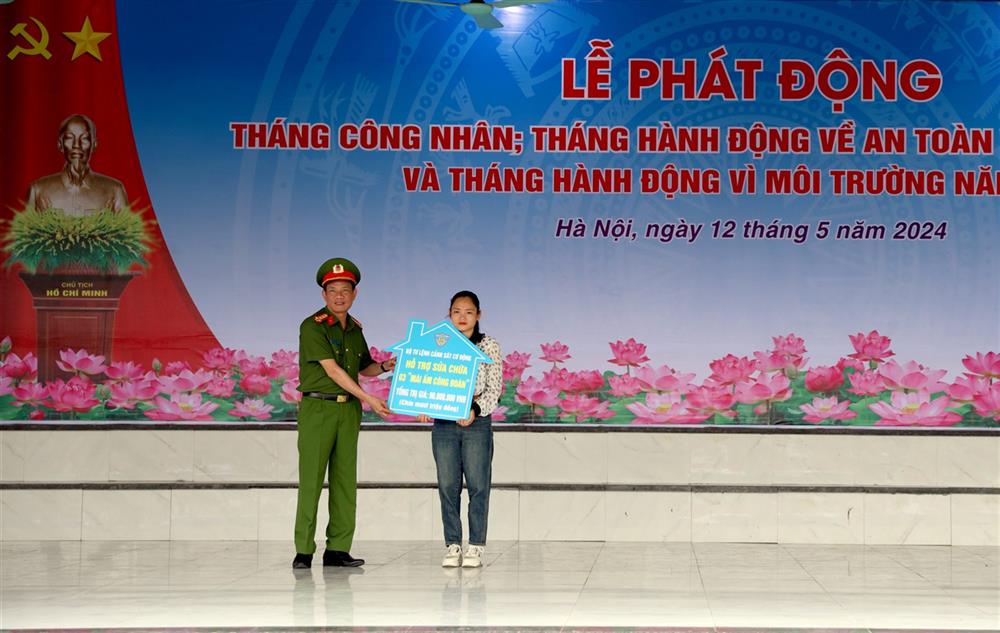 Phó Tư lệnh CSCĐ Nguyễn Văn Trầm trao tặng kinh phí hỗ trợ sửa chữa 03 "Mái ấm công đoàn" cho đại diện đoàn viên công đoàn có hoàn cảnh khó khăn.