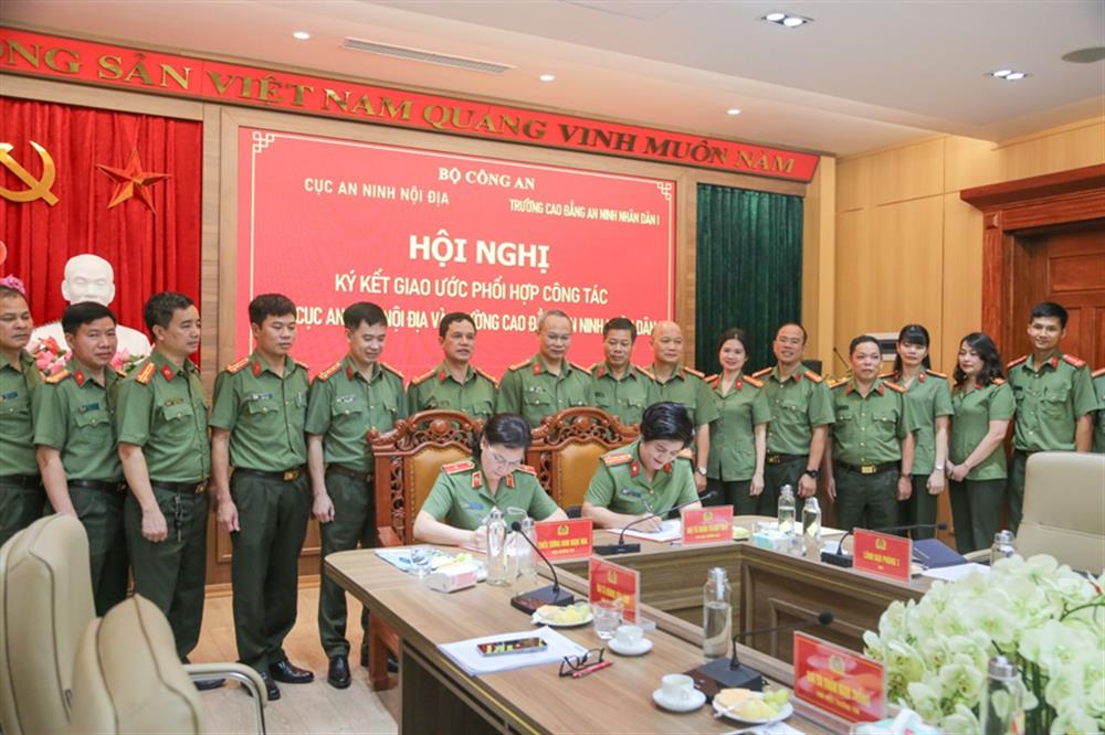 Thiếu tướng, PGS. TS Đinh Ngọc Hoa và Đại tá Đoàn Thanh Thủy ký kết giao ước giữa hai đơn vị.