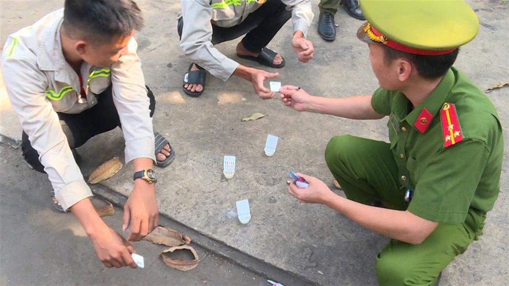 Cơ quan chức năng kiểm tra ma túy ngẫu nhiên các lái xe tại Công ty TNHH Thương mại dịch vụ giao nhận vận tải Long Phú.