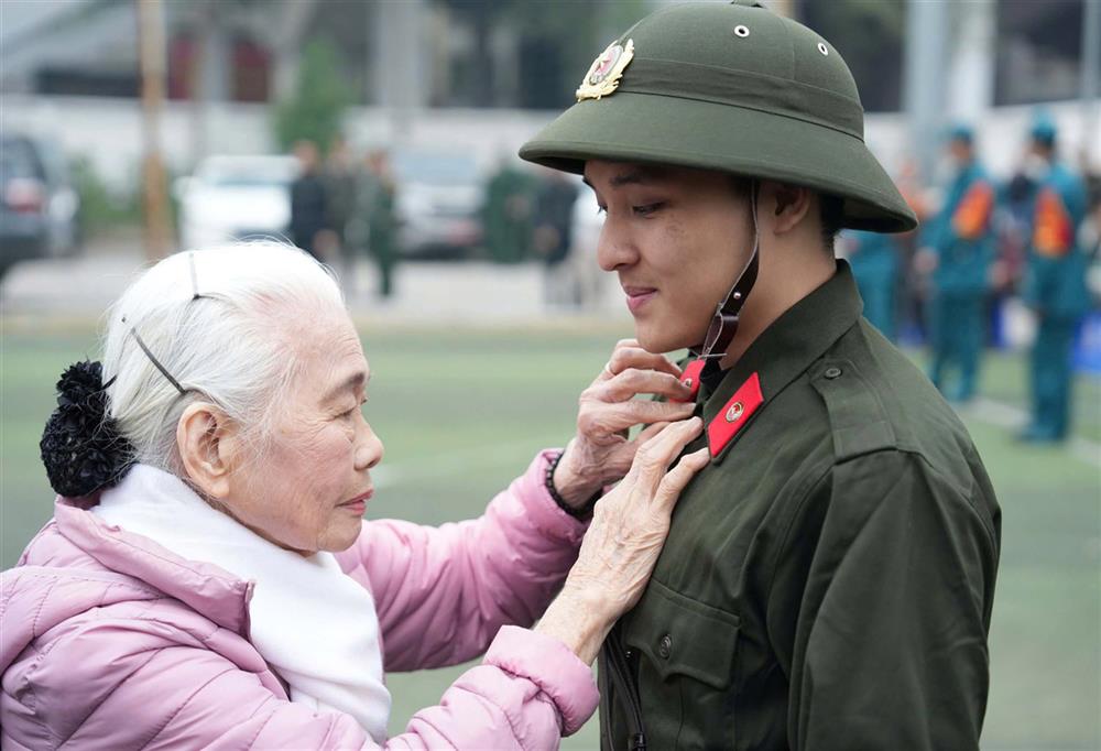 Bà Nguyễn Thị Minh Thuận (sinh năm 1936, phường Láng Hạ) dặn dò cháu nội là tân binh Nguyễn Mạnh Tuấn (sinh năm 2002) trước giờ nhập ngũ. 