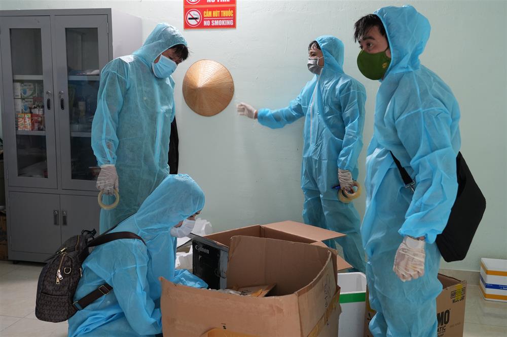 Lực lượng Công an kiểm tra một trang trại chăn nuôi lợn tại huyện Hàm Tân.
