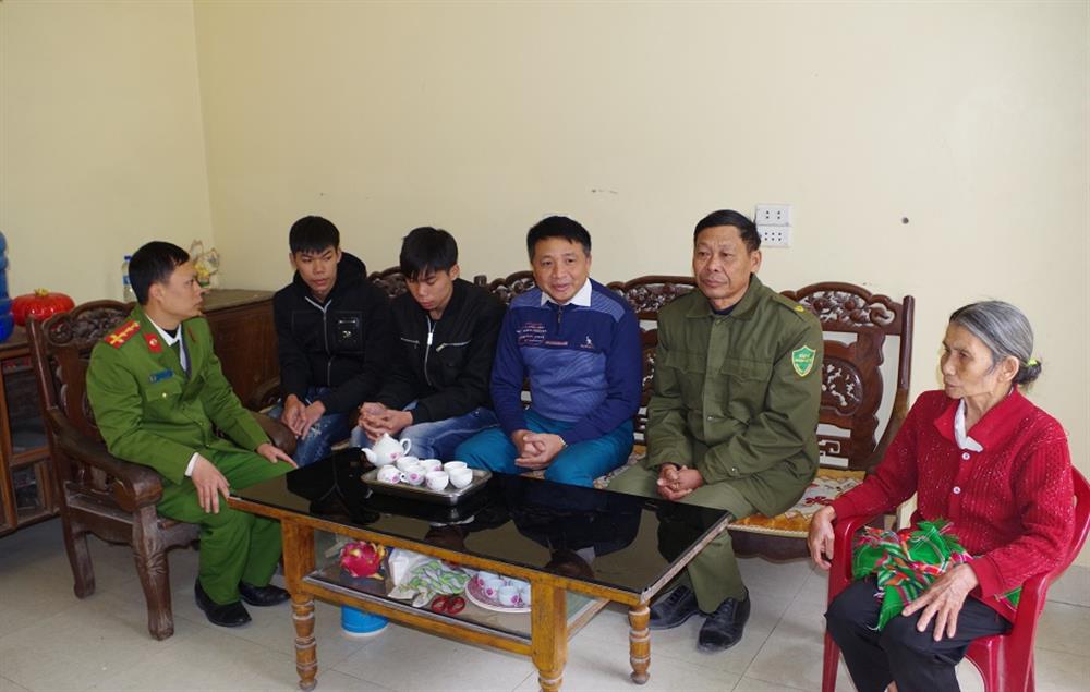 Cấp ủy chính quyền địa phương và lực lượng Công an xã gặp mặt, tặng quà các tân binh trước ngày lên đường nhập ngũ.