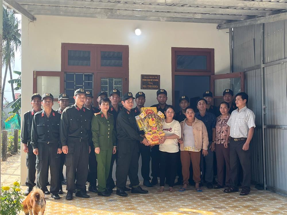 Phòng Cảnh sát cơ động, Công an Phú Yên tặng quà Tết cho gia đình chị Phạm Thị Chẻo.