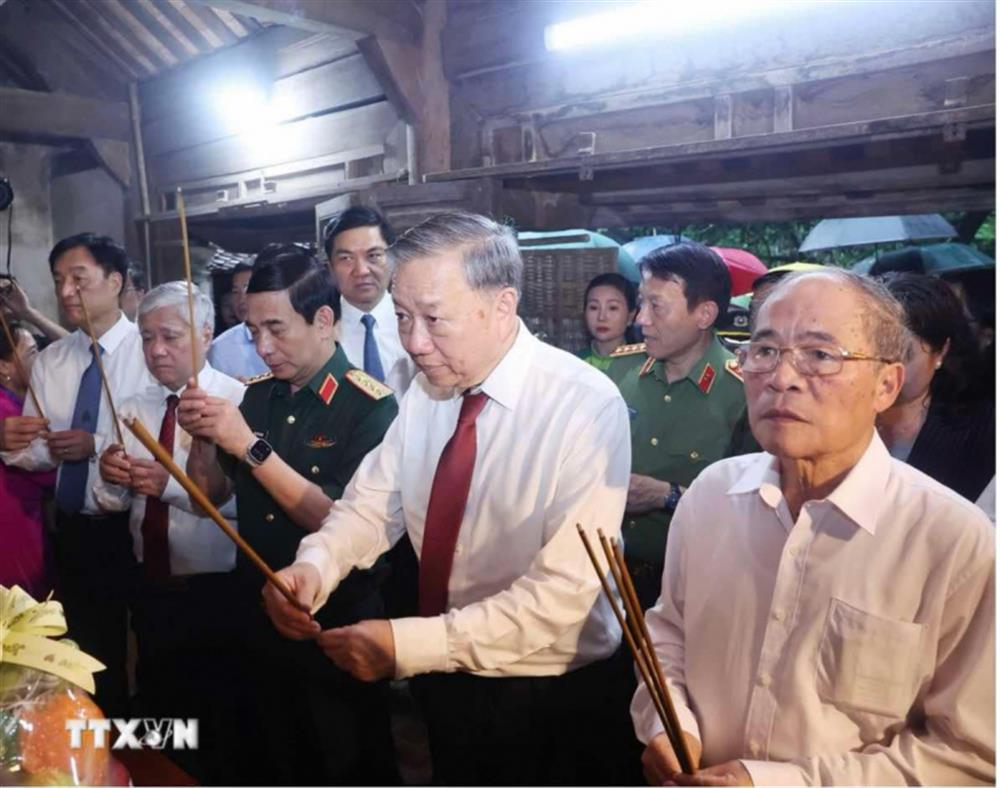 Tổng Bí thư Tô Lâm dâng hương tại Di tích nhà cụ Nguyễn Sinh Nhậm. (Ảnh: Thống Nhất/TTXVN).
