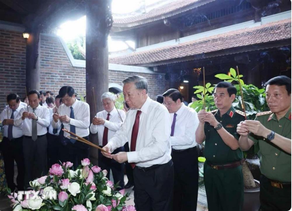 Tổng Bí thư Tô Lâm và đoàn công tác dâng hương tại đền Chung Sơn thờ gia tiên Bác Hồ. (Ảnh: Thống Nhất/TTXVN).