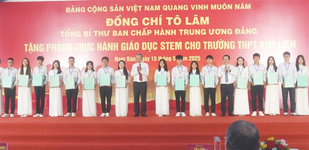 Tổng Bí thư Tô Lâm tặng quà cho các em học sinh nghèo vượt khó của Trường THPT Kim Liên.