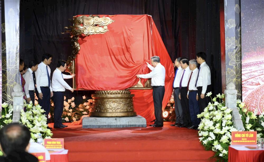 Tổng Bí thư Tô Lâm và các đồng chí lãnh đạo Đảng, Nhà nước, tỉnh Nghệ An thực hiện nghi thức trao tặng tác phẩm điêu khắc "Việt Nam - những trang sử vàng".