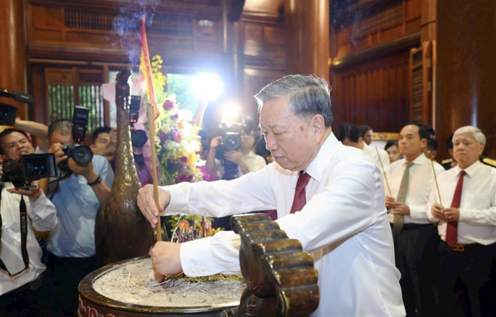 Tổng Bí thư Tô Lâm dâng hương tưởng niệm Chủ tịch Hồ Chí Minh.