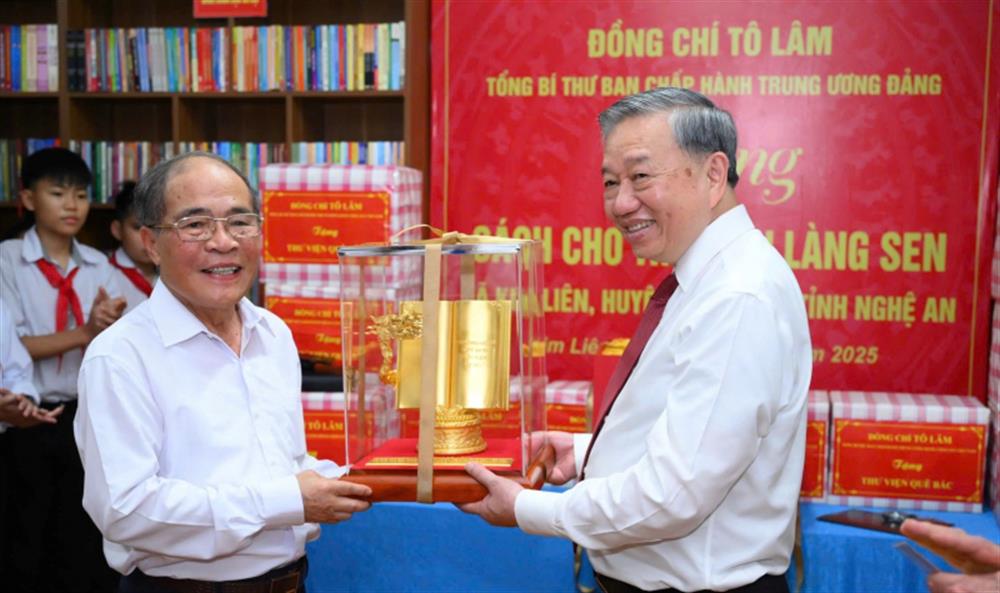 Tổng Bí thư Tô Lâm tặng Thư viện Làng Sen mô hình tác phẩm điêu khắc "Việt Nam - những trang sử vàng".