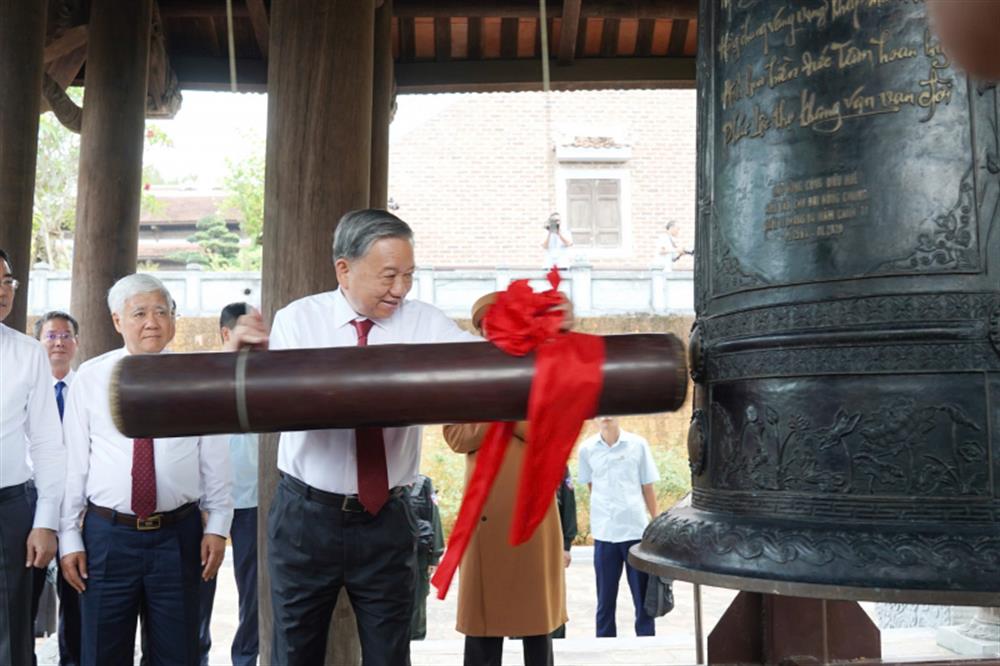 Tổng Bí thư Tô Lâm thỉnh chuông tại Đền Chung Sơn.