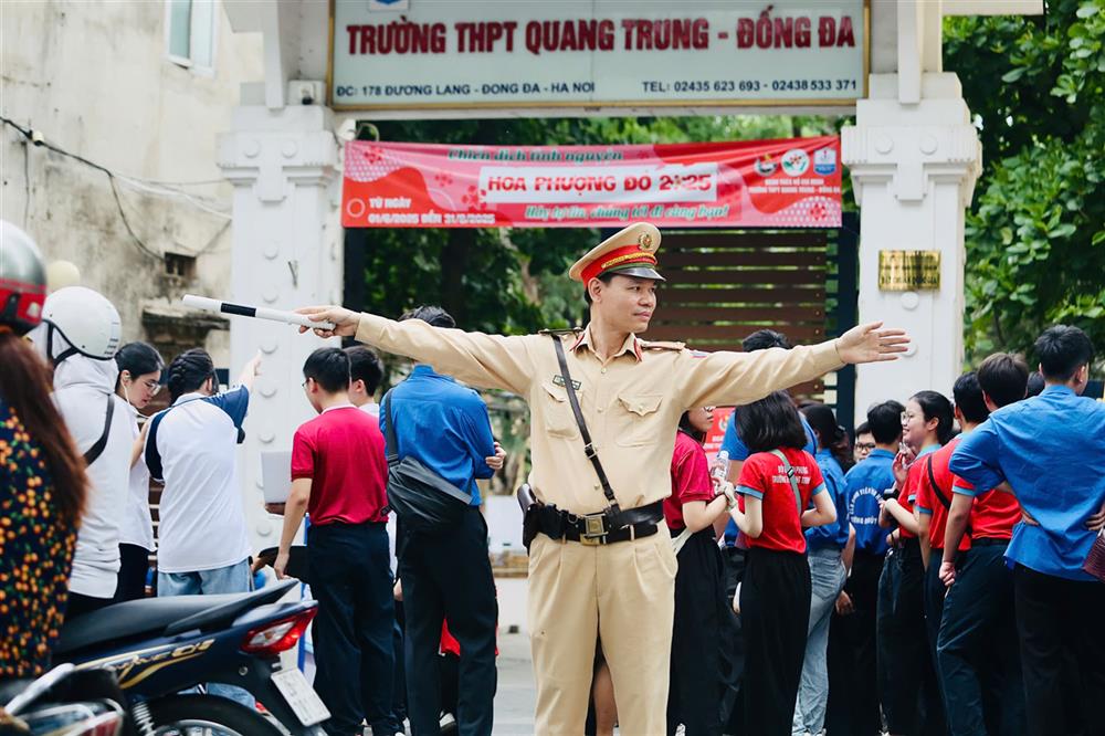 Lực lượng Cảnh sát giao thông phân luồng, điều tiết giao thông tại khu vực Trường THPT Quang Trung (quận Đống Đa), tạo điều kiện thuận lợi cho thí sinh đến điểm thi đúng giờ.
