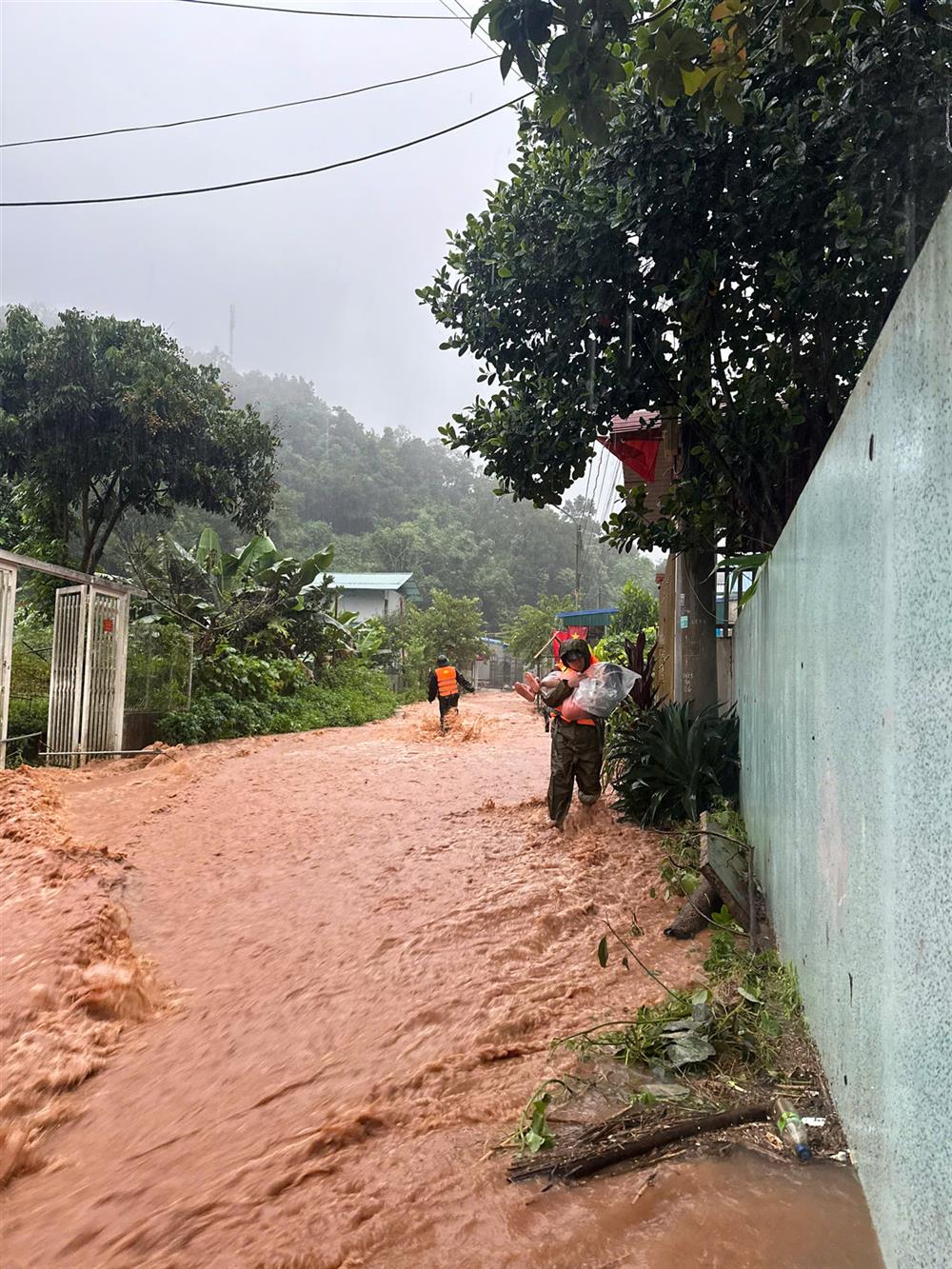 Khẩn trương di dời tài sản cho Nhân dân.