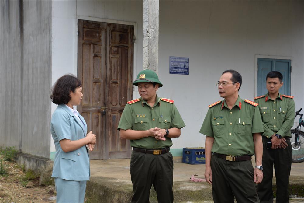 Đoàn công tác của Bộ Công an kiểm tra chất lượng các căn nhà đã hoàn thiện tại xã Ayun (tỉnh Gia Lai).