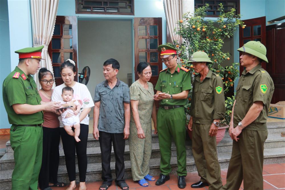 Công an xã Hoằng Quỳ (nay là Công an xã Hoằng Giang) xuống địa bàn dân cư tuyên truyền pháp luật cho quần chúng Nhân dân.