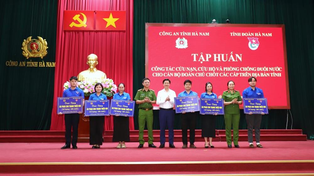 Ban Tổ chức đã trao tặng 600 áo phao cho các huyện, thị, thành đoàn.
