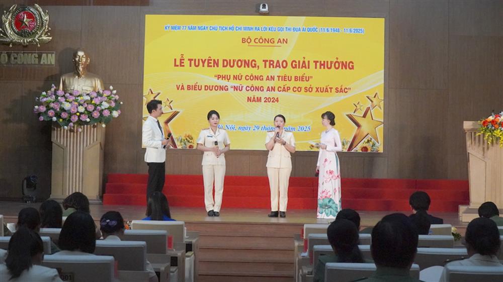 Các đại biểu giao lưu tại chương trình.