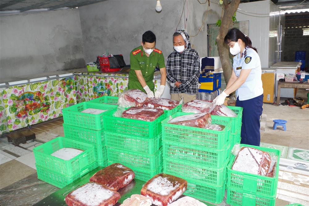 Số nội tạng động vật không rõ nguồn gốc xuất xứ tại hộ kinh doanh thực phẩm Lê Hồng Thoanh.