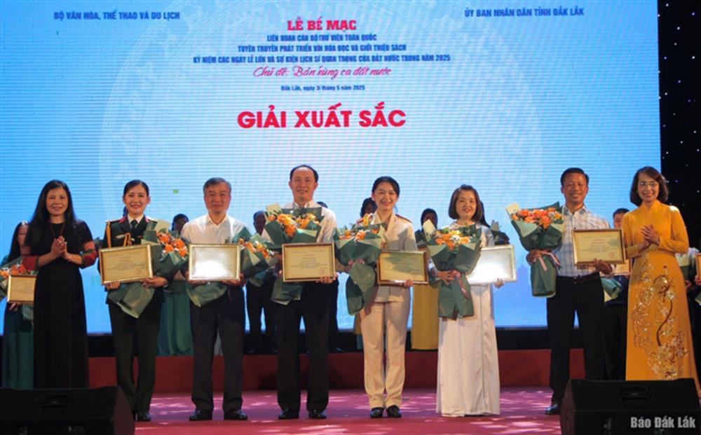 Ban Tổ chức trao giải Xuất sắc cho 6 đoàn tham gia Liên hoan.