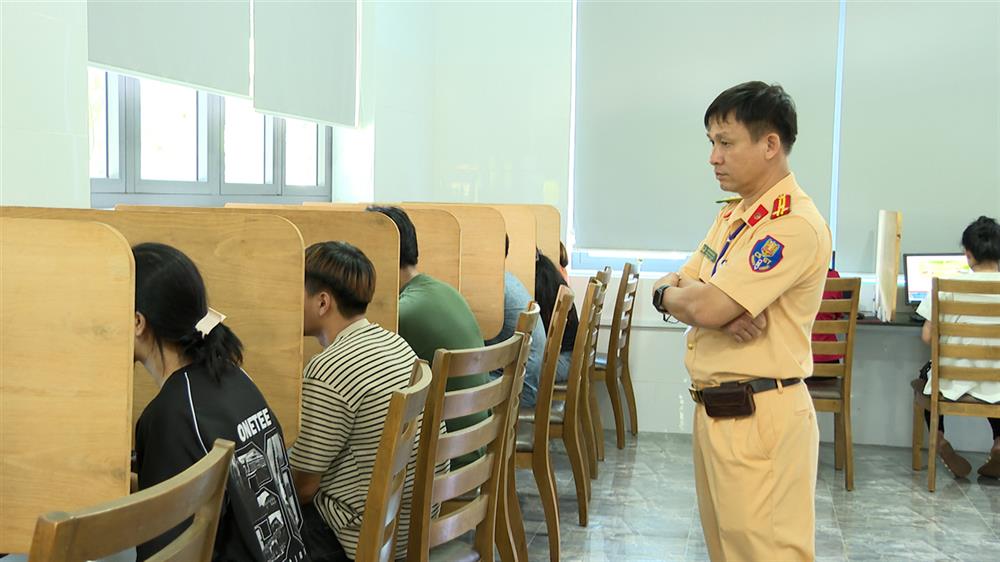 Cán bộ Phòng Cảnh sát giao thông kiểm soát phần thi lý thuyết.