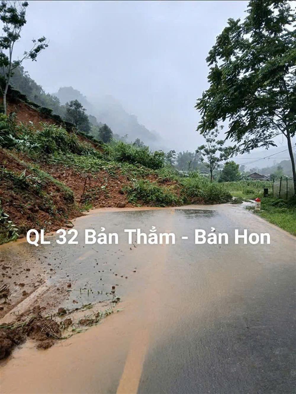 Hiện trường vụ sạt lở nghiêm trọng khiến tuyến đường bị chia cắt, tiềm ẩn nguy cơ mất an toàn cho người dân tại QL 32 Bản Thẳm – xã Ban Hon – huyện Tam Đường.