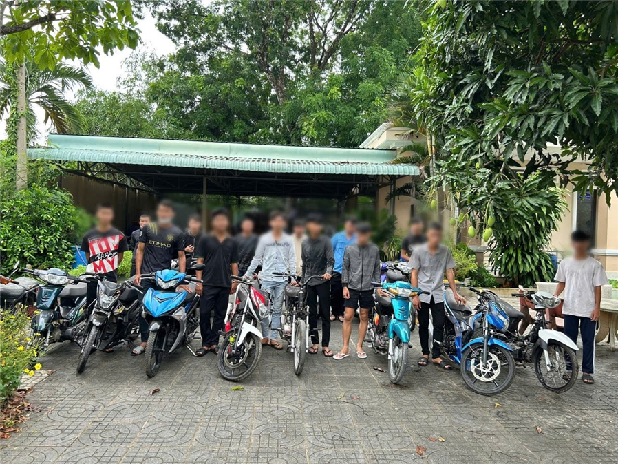Các đối tượng thanh thiếu niên tham gia đua xe, gây rối được cơ quan công an mời làm việc cùng tang vật, phương tiện liên quan.