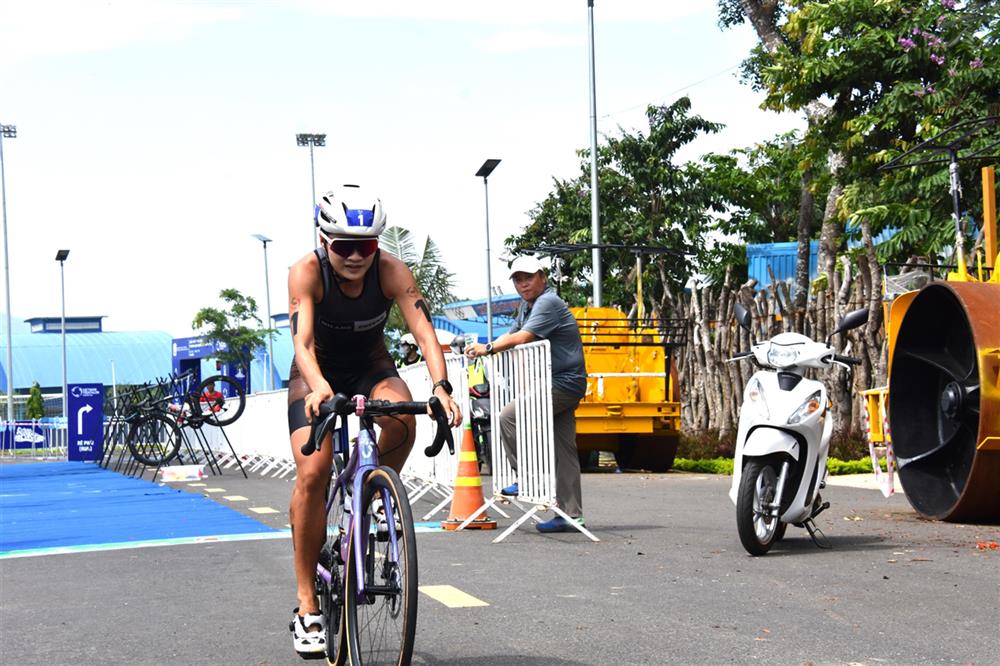 Vận động viên Nguyễn Thị Kim Cương thực hiện phần thi đạp xe 20km tại nội dung Triathlon sprint cá nhân nữ.
