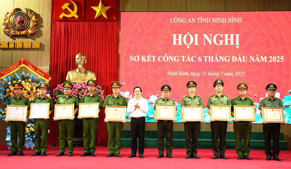 Đồng chí Phạm Quang Ngọc, Phó Bí thư Tỉnh ủy, Chủ tịch UBND tỉnh tặng Bằng khen cho 10 cá nhân.