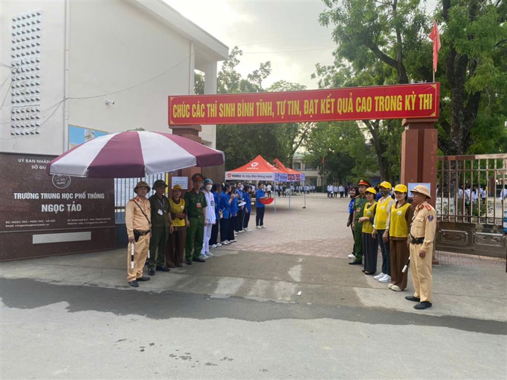 Công an TP Hà Nội, dân phòng, thanh niên tình nguyện phối hợp triển khai phương án bảo đảm an ninh, trật tự tại điểm thi Trường THPT Ngọc Tảo, huyện Phúc Thọ.