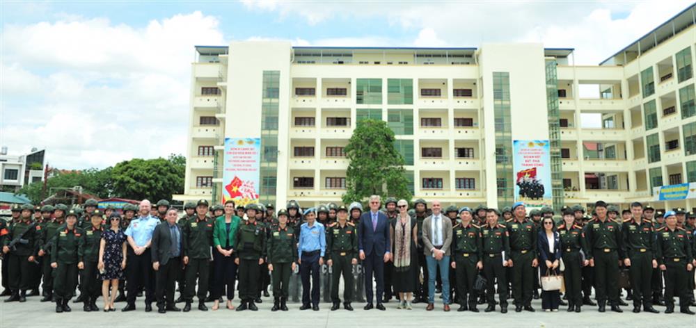 Các đại biểu chụp ảnh lưu niệm.