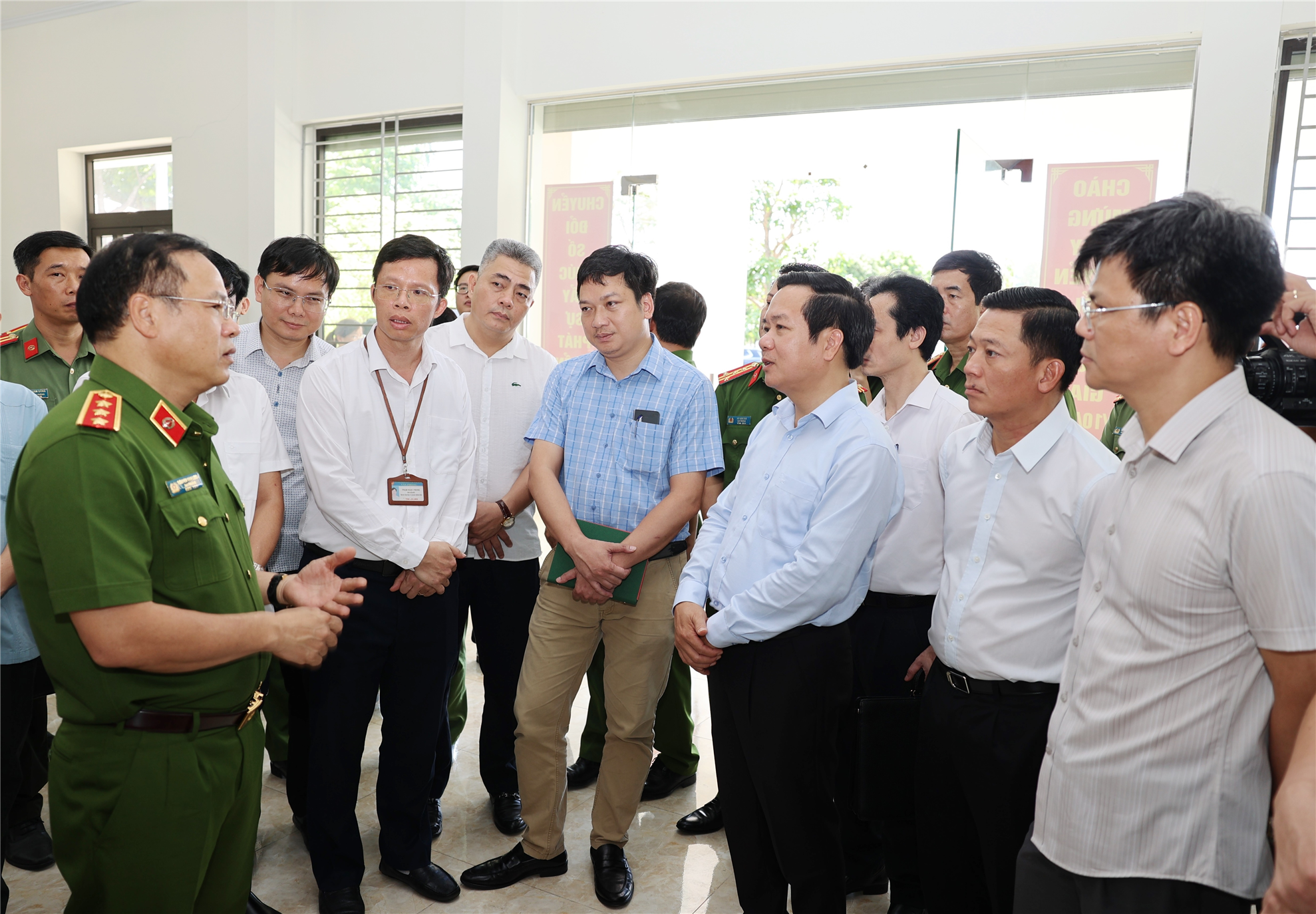 Đoàn kiểm tra Bộ Công an kiểm tra, đánh giá thực tế tại UBND phường Ninh Phong, thành phố Hoa Lư.