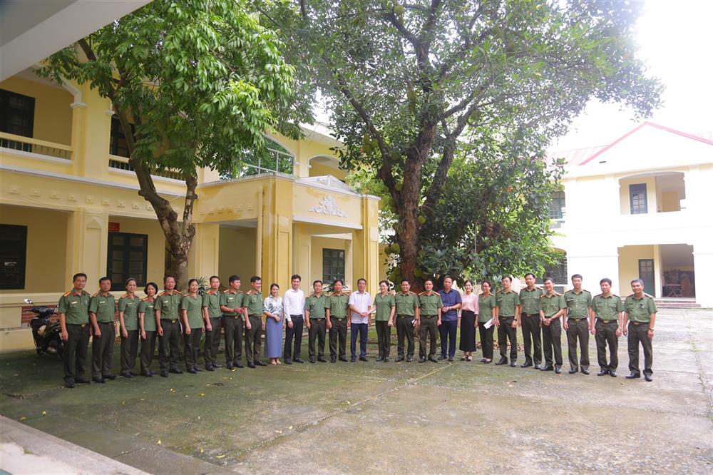 Các đại biểu tham quan cơ sở nhà, đất được bàn giao.