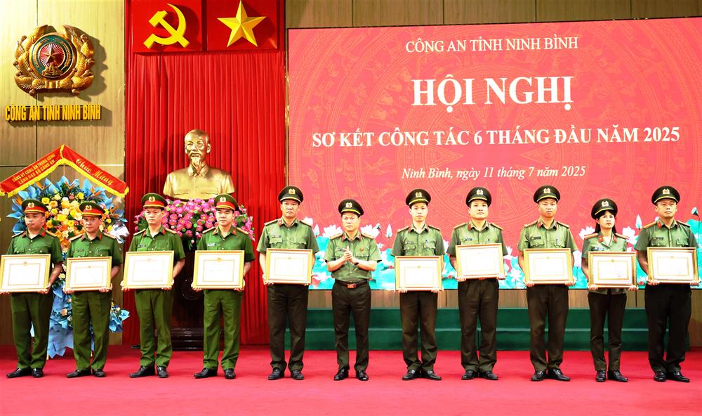 Đại tá Nguyễn Hữu Mạnh, Giám đốc Công an tỉnh trao Giấy khen tặng các tập thể, cá nhân.