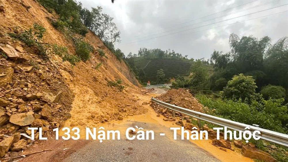 Hiện trường vụ sạt lở nghiêm trọng khiến tuyến đường bị chia cắt, tiềm ẩn nguy cơ mất an toàn cho người dân tại TL 133 Nậm Cần, xã Thân Thuộc, huyện Tân Uyên.