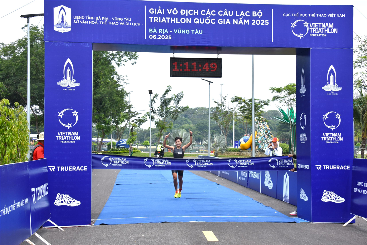 Vận động viên Nguyễn Thị Kim Cương một mình về đích nội dung Triathlon sprint cá nhân nữ, qua đó giành tấm Huy chương Vàng đầu tiên cho Đoàn Công an nhân dân.