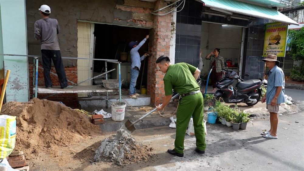 Sửa chữa nhà anh Trần Hoàng Vũ tổ viên lực lượng tham gia bảo vệ an ninh trật tự tại cơ sở.