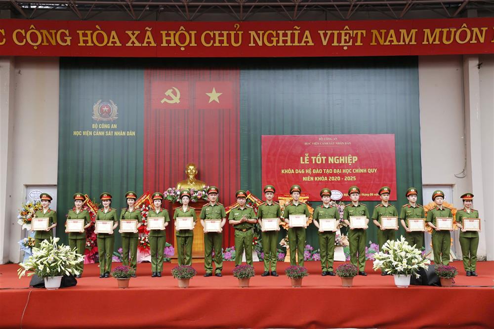 Đại diện Ban Giám đốc Học viện trao quyết định cho các học viên được phong cấp bậc hàm Trung úy, học viên giỏi toàn khóa.